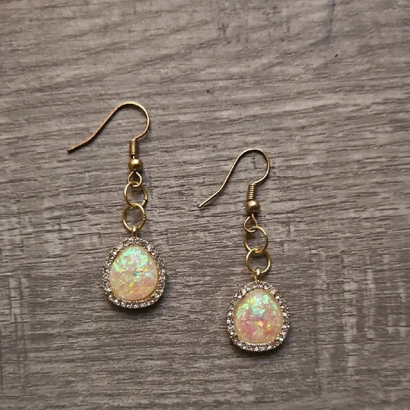 Pigness & Company Elegant Gold and Opal Drop Earrings - Picture 1 of 3